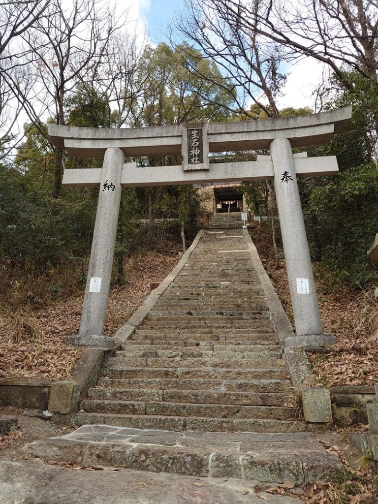 生石神社の鳥居と階段