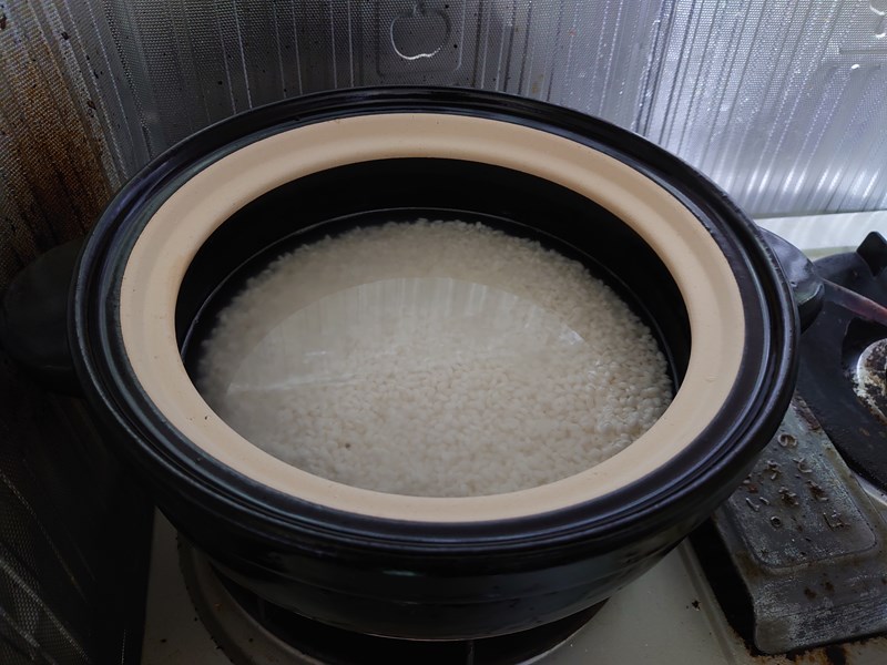 30分ほど浸水しておいたお米を土鍋にIN