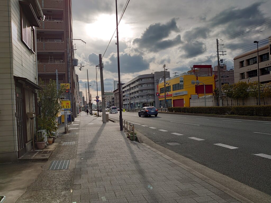 大きな道沿いの歩道