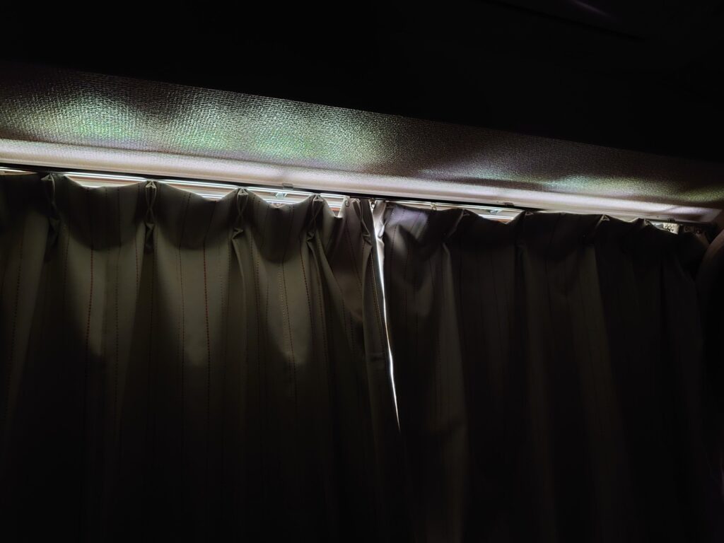 カーテンの上から漏れる光で目が覚める