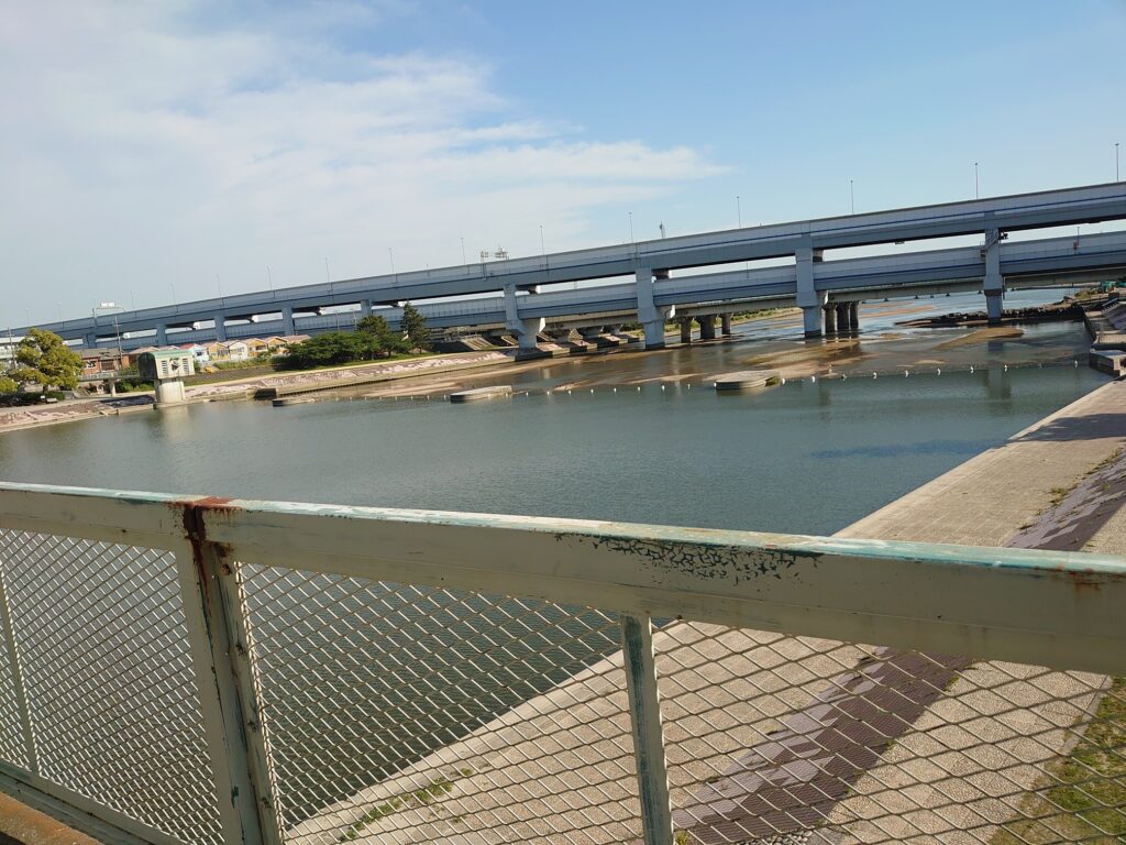 帰りは川の上に作られている武庫川駅を自転車で渡った