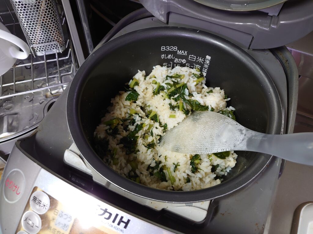 匂いがたまらない菜っ葉飯の完成!
